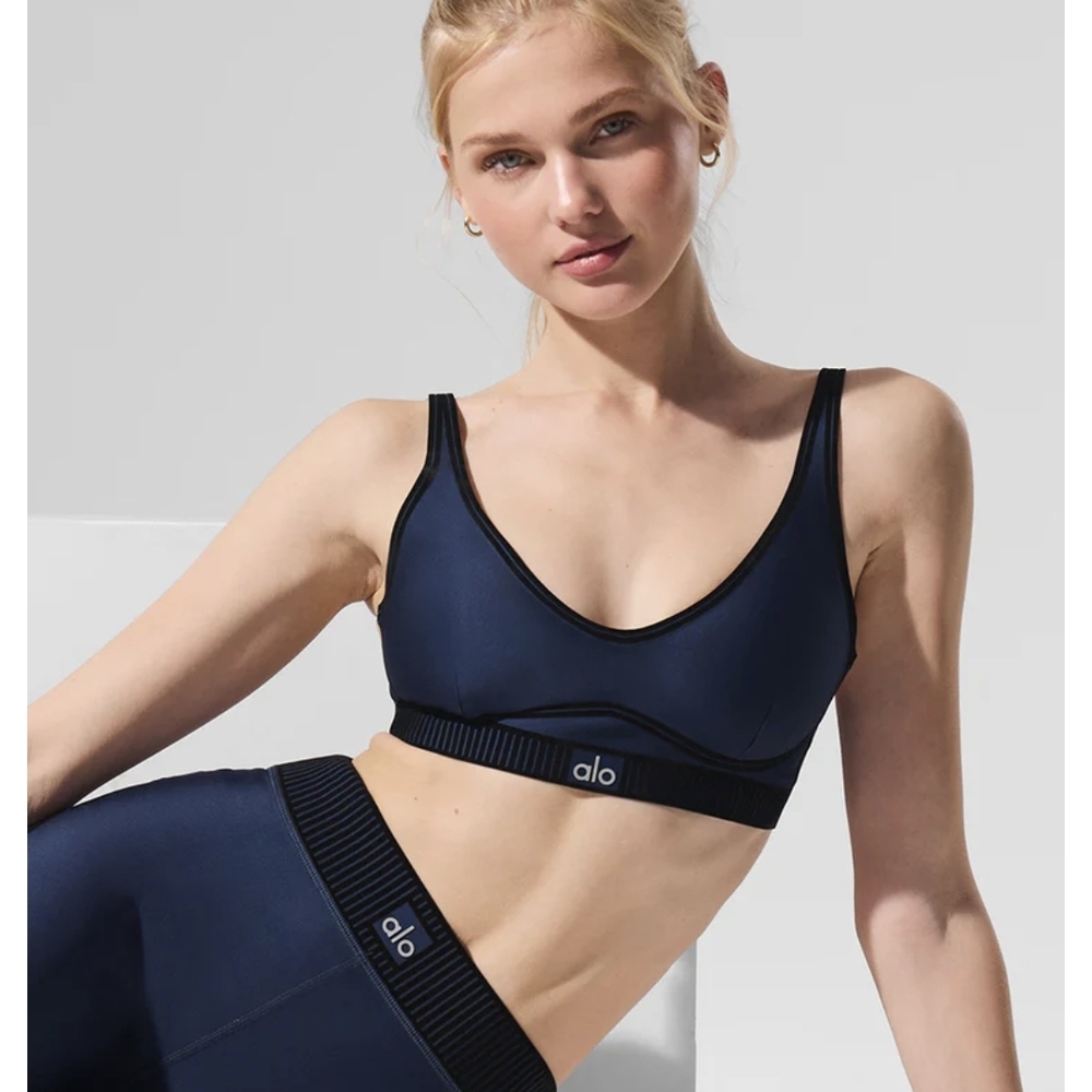 ALO Yoga Navy Airlift Line Up Bra